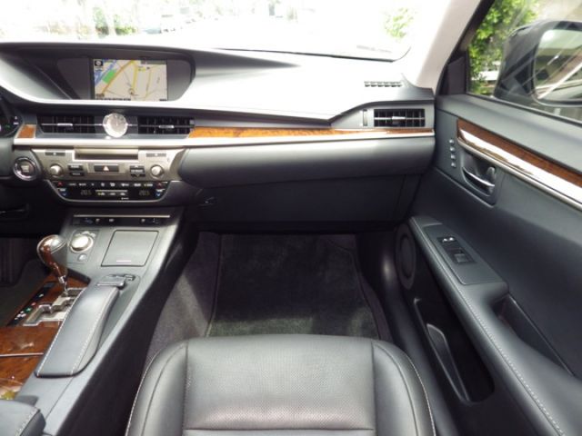 ES350 旗艦型 I KEY 摸門 全景天窗 LDWS/車道偏離警示系統  盲點 可認證  可全額貸款  第10張相片