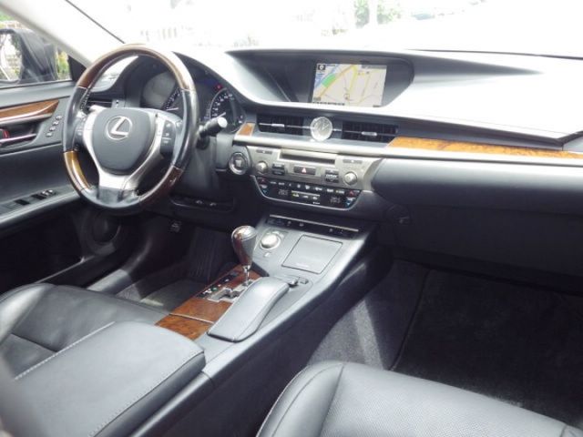 ES350 旗艦型 I KEY 摸門 全景天窗 LDWS/車道偏離警示系統  盲點 可認證  可全額貸款  第16張相片