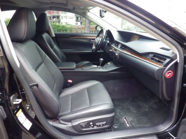 ES350 旗艦型 I KEY 摸門 全景天窗 LDWS/車道偏離警示系統  盲點 可認證  可全額貸款  第17張相片