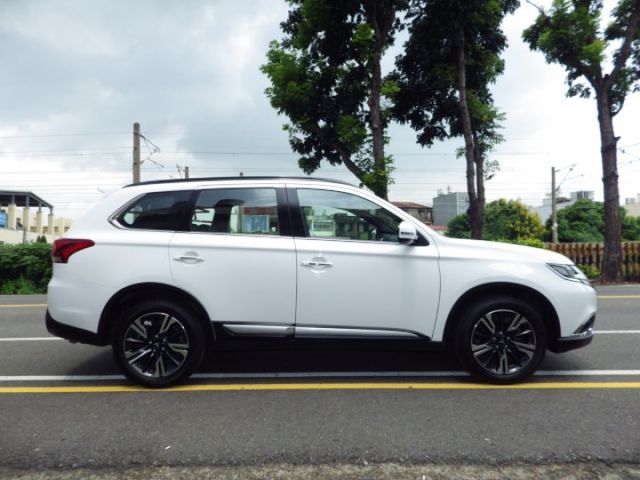 全新展示車 S-AWC旗艦型 4WD LED頭燈 數位儀表板 ACC 車道偏移 主動煞車 盲點 電動椅 電尾門 可認證  第3張相片
