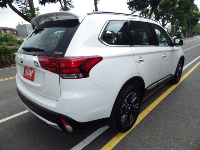 全新展示車 S-AWC旗艦型 4WD LED頭燈 數位儀表板 ACC 車道偏移 主動煞車 盲點 電動椅 電尾門 可認證  第4張相片
