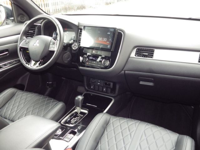 全新展示車 S-AWC旗艦型 4WD LED頭燈 數位儀表板 ACC 車道偏移 主動煞車 盲點 電動椅 電尾門 可認證  第15張相片