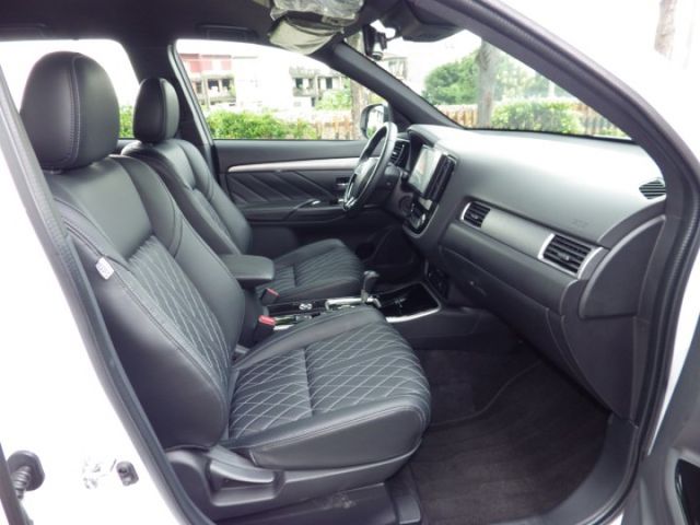 全新展示車 S-AWC旗艦型 4WD LED頭燈 數位儀表板 ACC 車道偏移 主動煞車 盲點 電動椅 電尾門 可認證  第16張相片