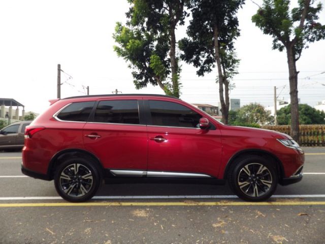 全新展示車 S-AWC旗艦型 4WD LED頭燈 數位儀表板 ACC 車道偏移 主動煞車 盲點 電動椅 電尾門 可認證  第3張相片