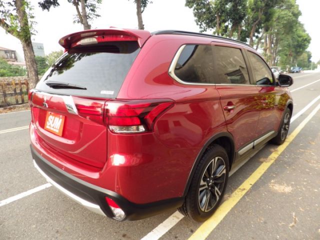 全新展示車 S-AWC旗艦型 4WD LED頭燈 數位儀表板 ACC 車道偏移 主動煞車 盲點 電動椅 電尾門 可認證  第4張相片