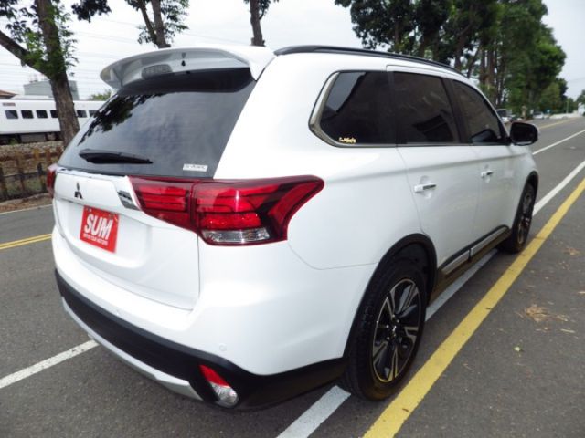 S-AWC旗艦型 4WD LED頭燈 原廠電子後視鏡 數位儀表板 ACC 車道偏移 主動煞車 盲點 電動椅 電尾門  第4張相片