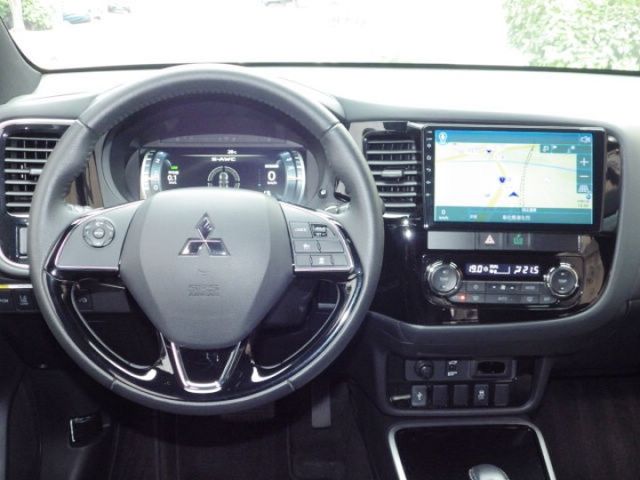 S-AWC旗艦型 4WD LED頭燈 原廠電子後視鏡 數位儀表板 ACC 車道偏移 主動煞車 盲點 電動椅 電尾門  第8張相片