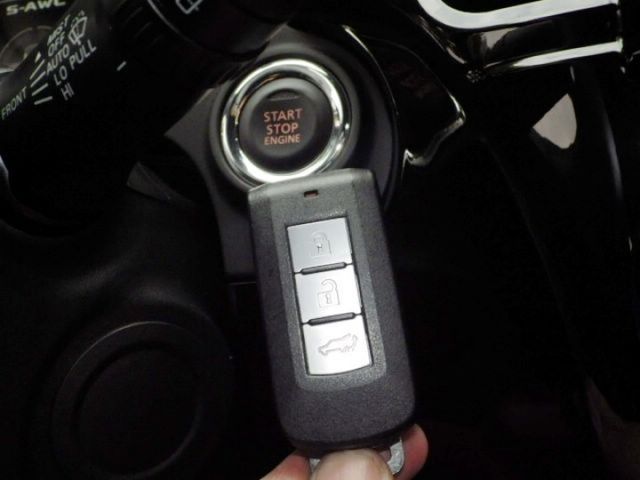 S-AWC旗艦型 4WD LED頭燈 原廠電子後視鏡 數位儀表板 ACC 車道偏移 主動煞車 盲點 電動椅 電尾門  第9張相片