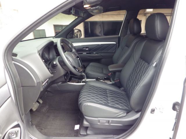 S-AWC旗艦型 4WD LED頭燈 原廠電子後視鏡 數位儀表板 ACC 車道偏移 主動煞車 盲點 電動椅 電尾門  第13張相片