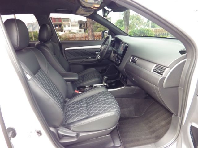 S-AWC旗艦型 4WD LED頭燈 原廠電子後視鏡 數位儀表板 ACC 車道偏移 主動煞車 盲點 電動椅 電尾門  第16張相片