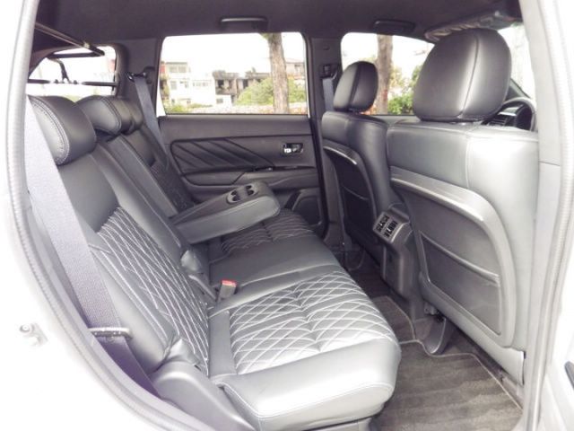 S-AWC旗艦型 4WD LED頭燈 原廠電子後視鏡 數位儀表板 ACC 車道偏移 主動煞車 盲點 電動椅 電尾門  第17張相片