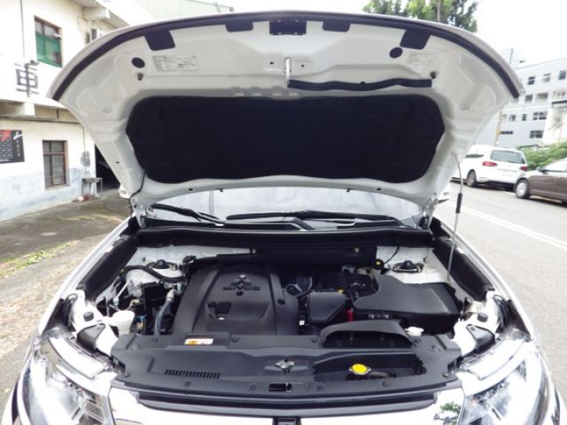 S-AWC旗艦型 4WD LED頭燈 原廠電子後視鏡 數位儀表板 ACC 車道偏移 主動煞車 盲點 電動椅 電尾門  第20張相片