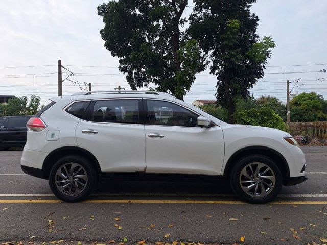 僅跑7萬 I-KEY 摸門 環景 4WD 全景天窗 盲點偵測 車道偏移 電尾門  第3張相片