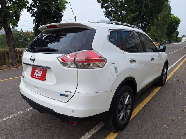 僅跑7萬 I-KEY 摸門 環景 4WD 全景天窗 盲點偵測 車道偏移 電尾門  第4張相片