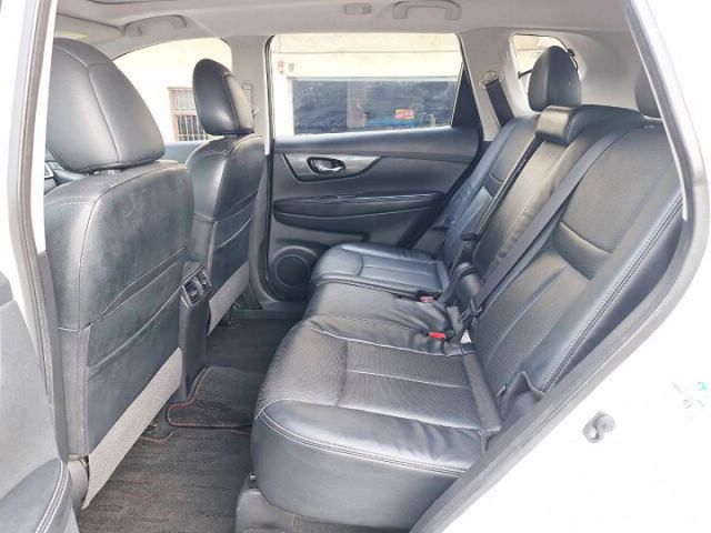 僅跑7萬 I-KEY 摸門 環景 4WD 全景天窗 盲點偵測 車道偏移 電尾門  第14張相片