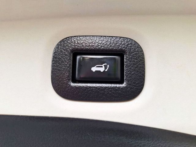 僅跑7萬 I-KEY 摸門 環景 4WD 全景天窗 盲點偵測 車道偏移 電尾門  第17張相片