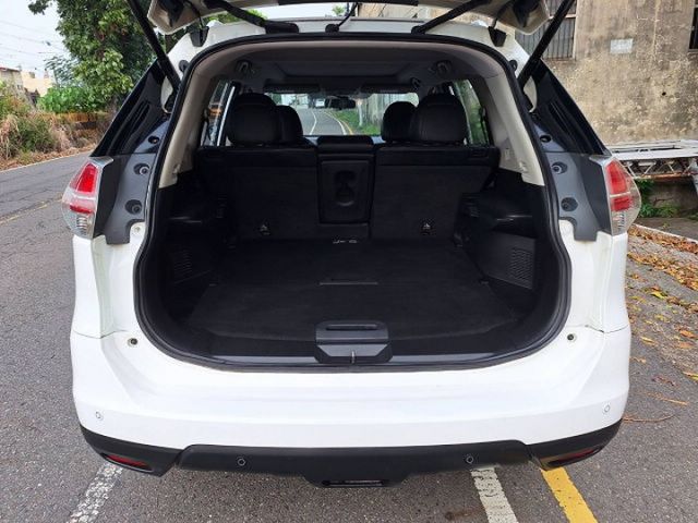 僅跑7萬 I-KEY 摸門 環景 4WD 全景天窗 盲點偵測 車道偏移 電尾門  第18張相片