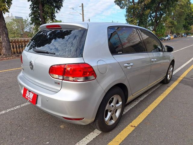 11年式 1.6TDI柴油 安卓機 行車紀錄器 胎壓偵測 四只同花紋馬牌全新輪胎  第4張相片