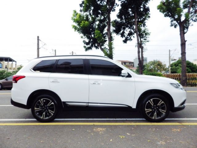 S-AWC旗艦型 4WD LED頭燈 原廠電子後視鏡 數位儀表板 ACC 車道偏移 主動煞車 盲點 電動椅 電尾門  第3張相片