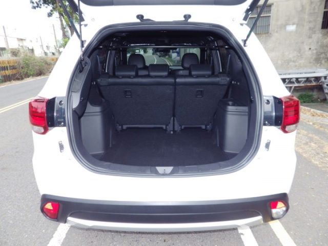 S-AWC旗艦型 4WD LED頭燈 原廠電子後視鏡 數位儀表板 ACC 車道偏移 主動煞車 盲點 電動椅 電尾門  第18張相片