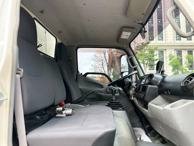 Hino  300  第9張相片