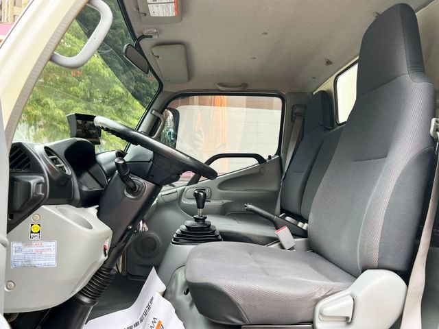 Hino  300  第8張相片