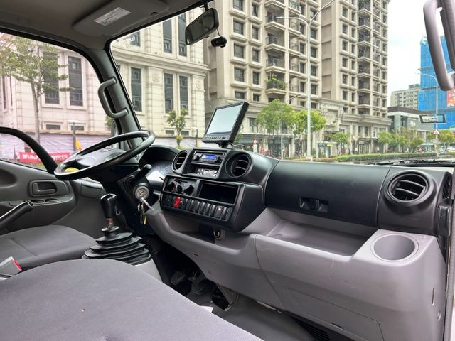 Hino  300  第10張相片