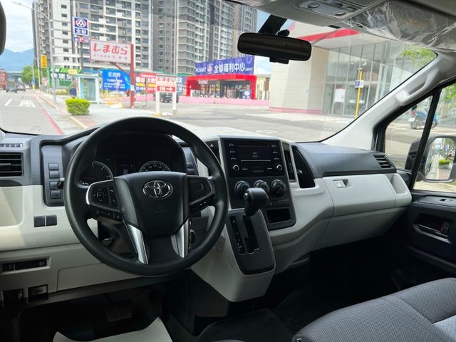 Toyota  Hiace  第5張相片
