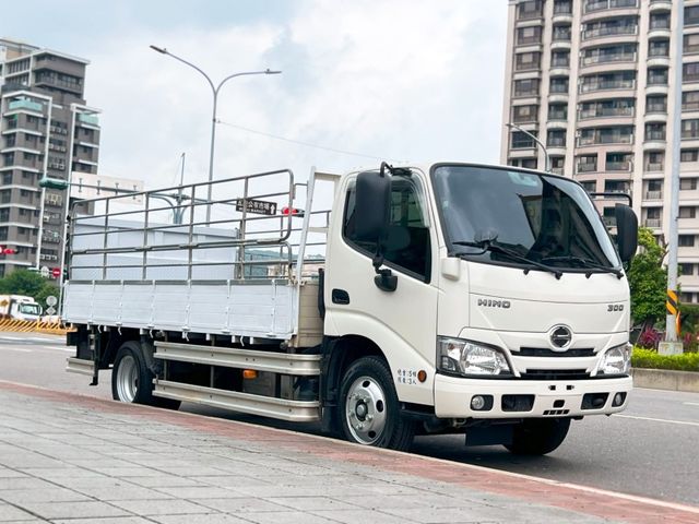 Hino  300  第2張相片