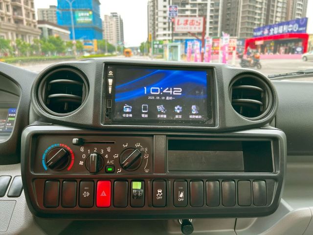 Hino  300  第14張相片