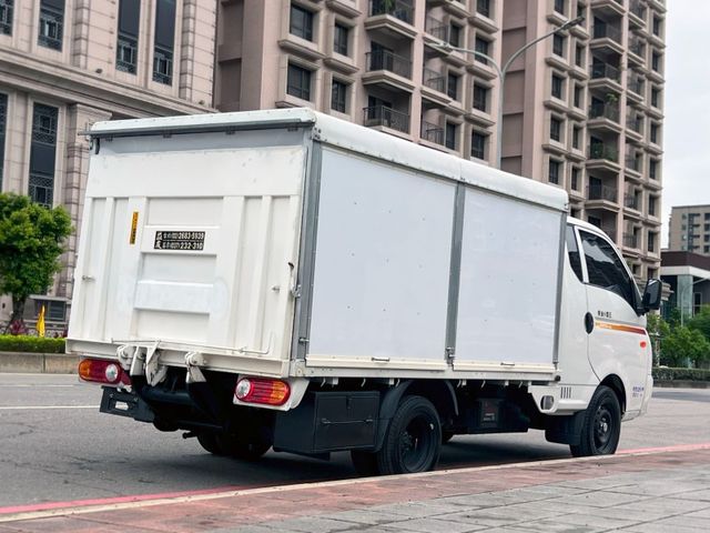 Hyundai  Porter 《只跑3600公里》2022 Hyundai Porter 2.5 自排 大單廂 升降尾門 四面開 現代 小霸王   第3張相片