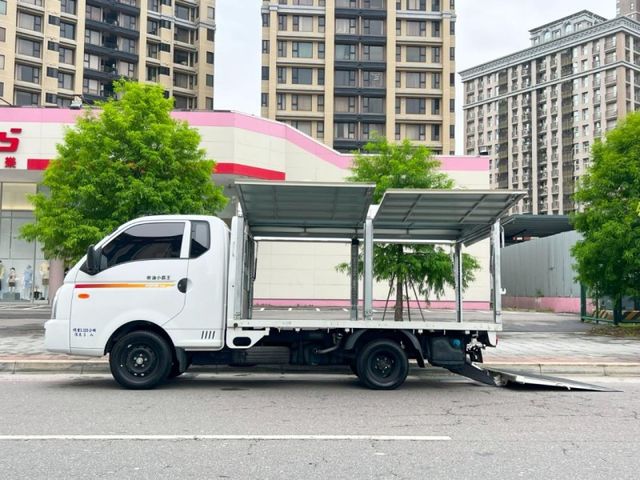 Hyundai  Porter 《只跑3600公里》2022 Hyundai Porter 2.5 自排 大單廂 升降尾門 四面開 現代 小霸王   第6張相片