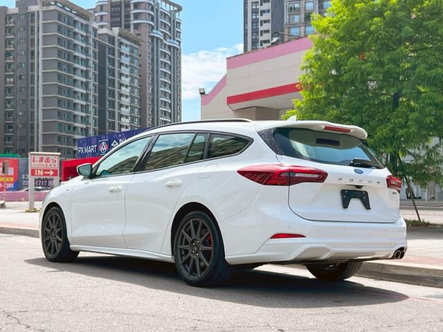 Ford/福特  Focus 《省超過20萬》2023 Ford Focus Wagon 1.5 ST-Line Vignale 只跑2萬 跟新車  第4張相片