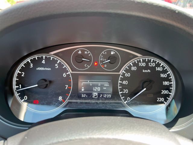 Nissan  Tiida  第12張相片