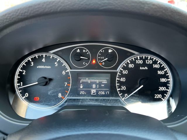 Nissan  Tiida  第12張相片