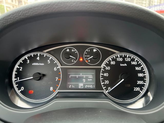 Nissan  Tiida  第12張相片