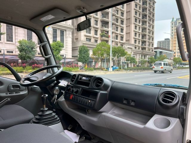 Hino  300  第9張相片