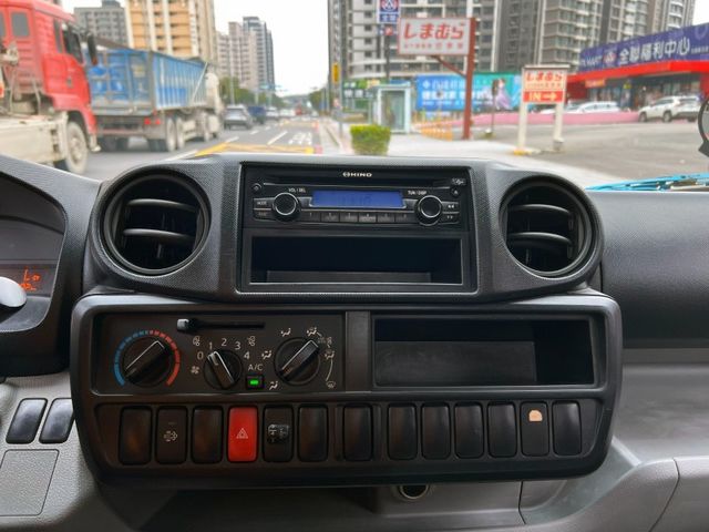 Hino  300  第13張相片