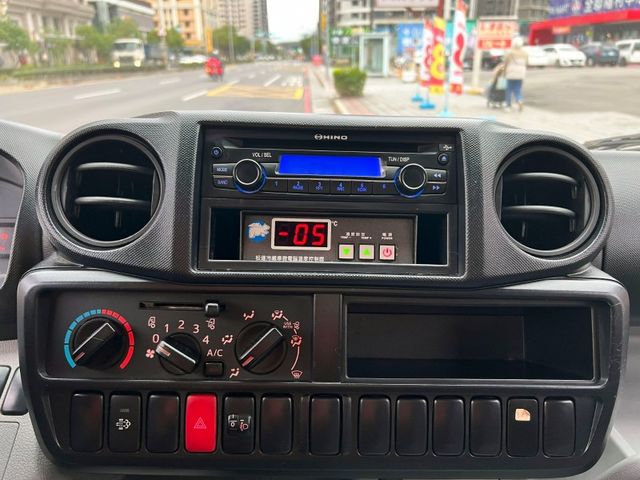 Hino  300  第13張相片