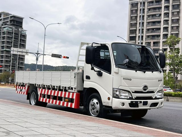 Hino  300  第2張相片