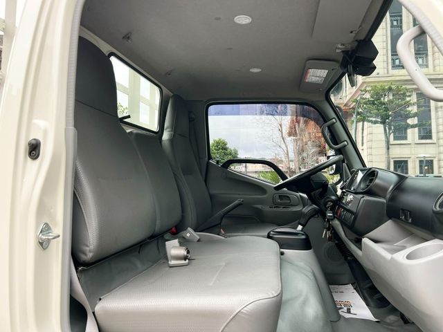 Hino  300  第10張相片