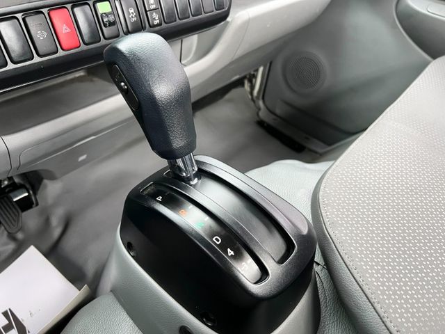 Hino  300  第13張相片