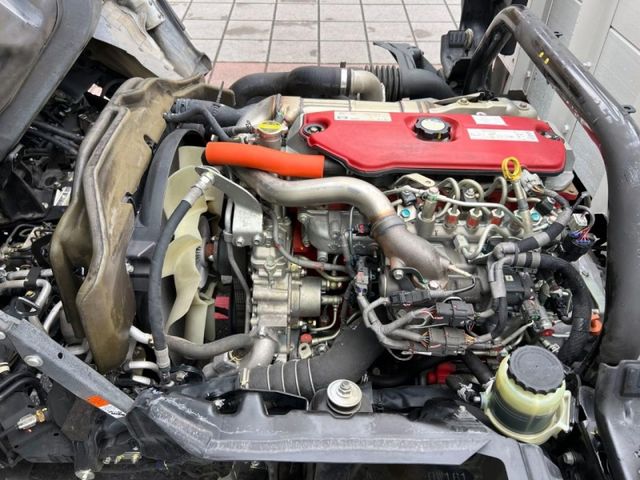 Hino  300  第16張相片