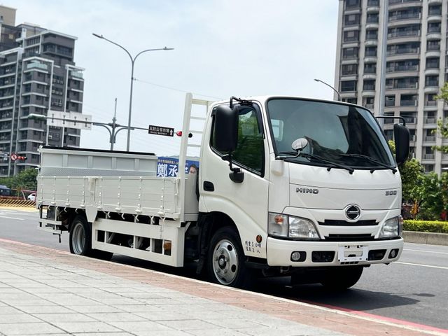 Hino  300 《14尺自排貨車》2020 HINO 300 雙芯升降尾門 正五噸 日野 商用車 原廠保養 只跑6萬   第2張相片