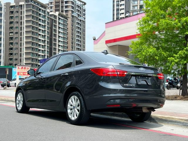 Ford/福特  Escort 《只跑4萬公里》2019 Ford Escort 1.5時尚型 原廠保養 全車超級漂亮 四門房車福特 天窗 盲點   第4張相片