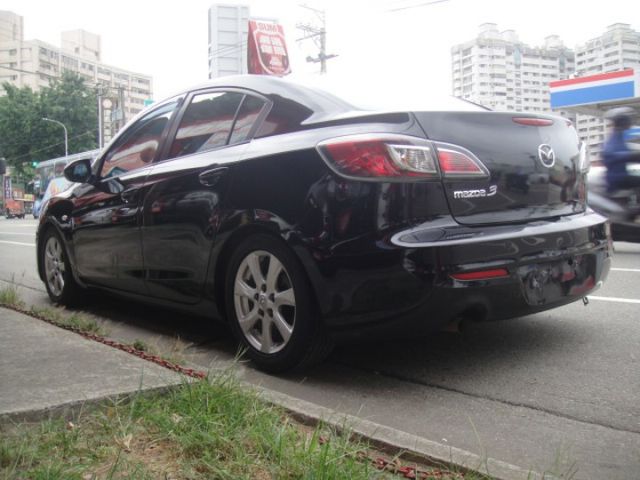 14 Mazda 3 1.6 黑~小姐車.車極美!  第7張相片