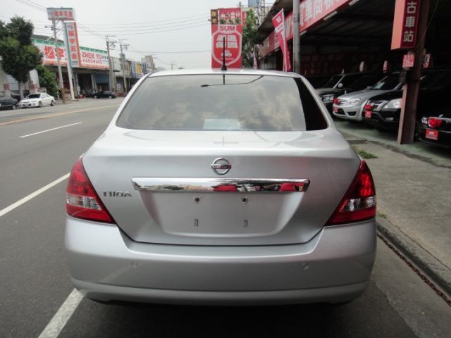 09 Tiida 1.6 4D 四門 銀~L規.便宜好養代步車.車車極美!  第4張相片