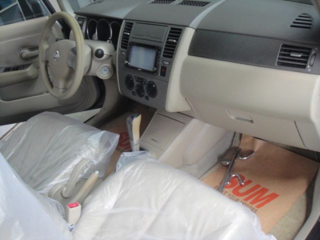 09 Tiida 1.6 4D 四門 銀~L規.便宜好養代步車.車車極美!  第13張相片