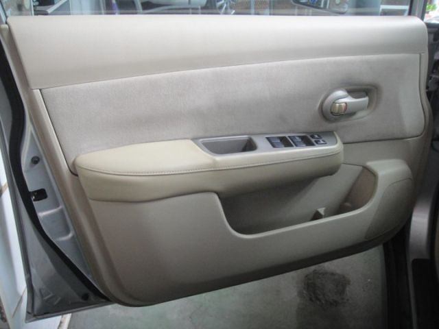 09 Tiida 1.6 4D 四門 銀~L規.便宜好養代步車.車車極美!  第15張相片