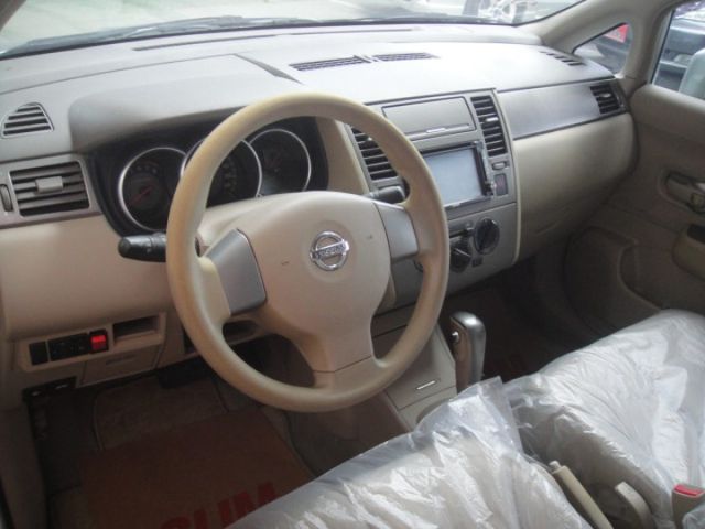 09 Tiida 1.6 4D 四門 銀~L規.便宜好養代步車.車車極美!  第16張相片